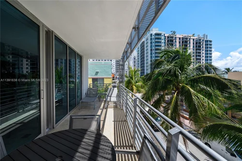 1437 Collins Ave 311