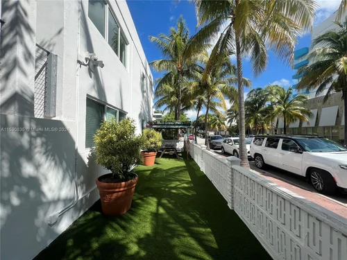 220 Collins Ave 7B