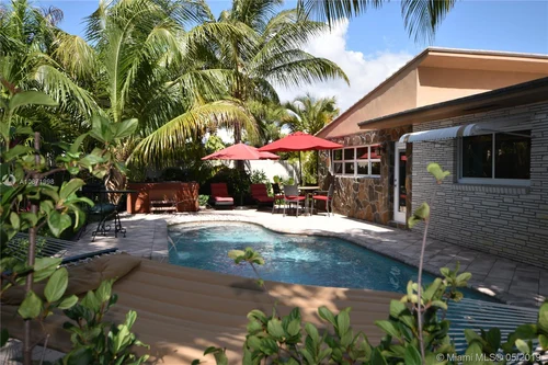 200 Blossom Ln, Palm Beach Shores FL 33404