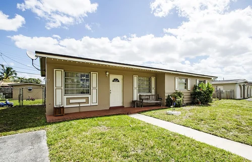 17927 NW 78th Pl, Hialeah FL 33015