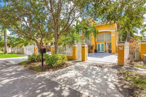 16801 NW 77th Place, Miami Lakes FL 33016