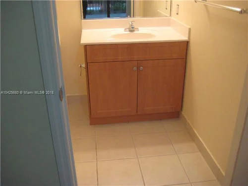 8440 SW 8 st # 603A, Miami FL 33144