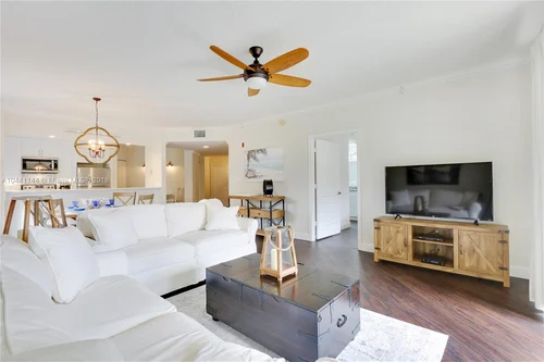 100 Uno Lago Dr 205, Juno Beach FL 33408