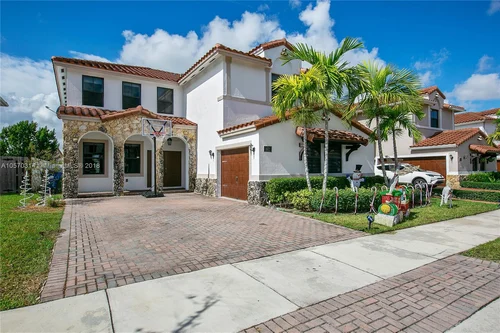 882 NW 104 AVE, Miami FL 33172