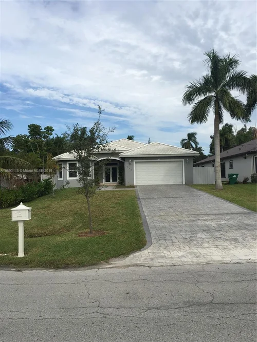 345 NE 152nd St, Miami FL 33162