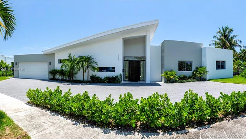 2420 NE 194th St, Miami FL 33180