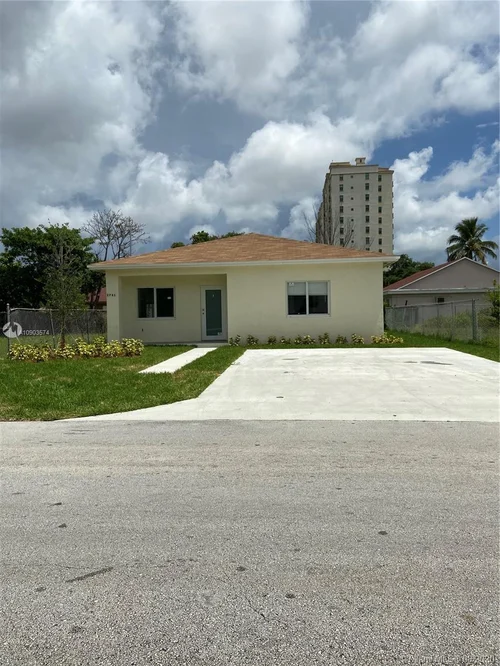 2761 NW 50th St, Miami FL 33142