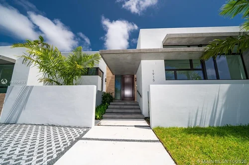 1915 Alamanda Dr, North Miami FL 33181