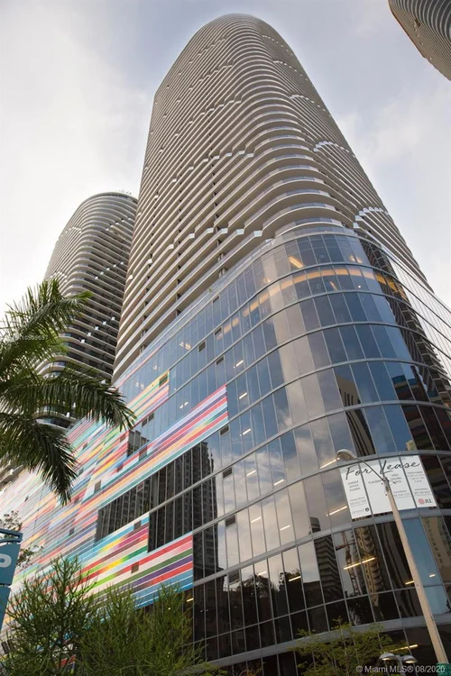 45 SW 9th St # 1209, Miami FL 33130