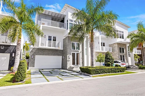 8271 NW 34th Dr, Doral FL 33122