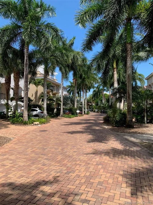 5863 Paradise Point Dr, Palmetto Bay FL 33157