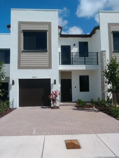 20833 NE 2nd Pl, Aventura FL 33171
