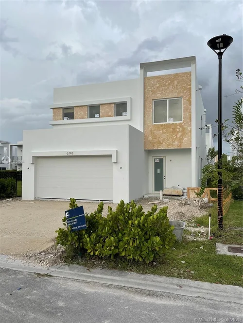 6743 NW 103rd Pl, Doral FL 33178