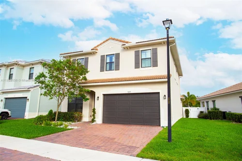 3825 NW 89th Way, Coral Springs FL 33065