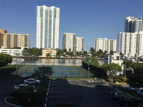 1000 Parkview Dr # 428, Hallandale Beach FL 33009