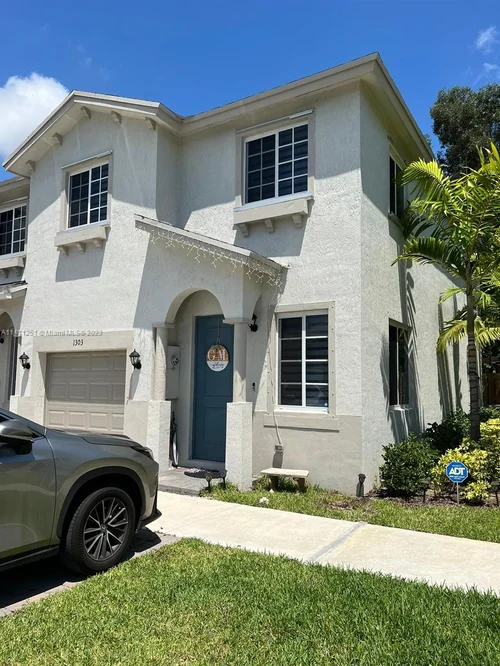 1303 NW 208th Ter, Miami Gardens FL 33169