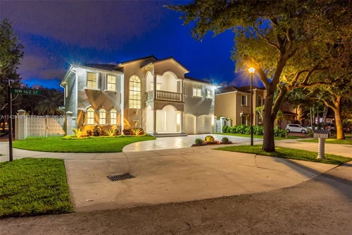 8521 NW 162nd St, Miami Lakes FL 33016