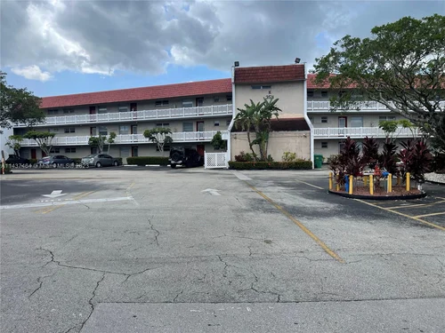 3511 Inverrary Dr # 303, Lauderhill FL 33319