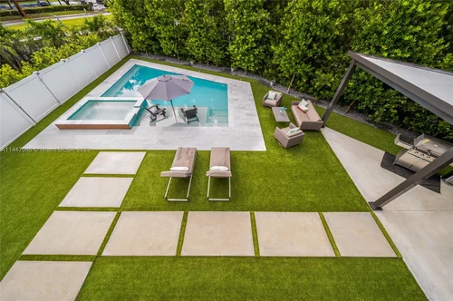 3320 NW 84th Ct, Doral FL 33122