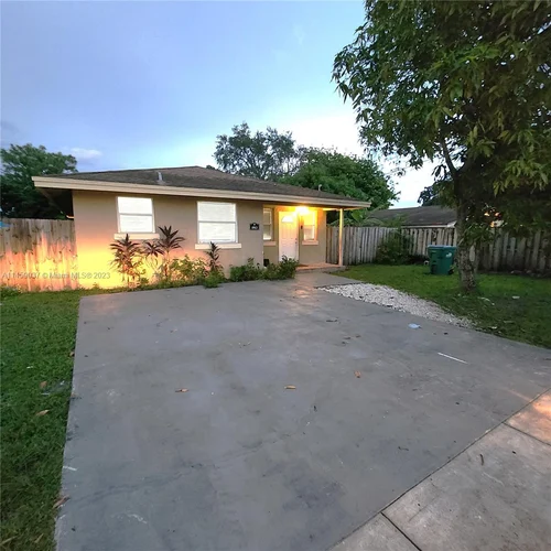1913 NW 152nd St, Miami Gardens FL 33054