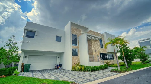 10393 NW 67th Ter, Doral FL 33178
