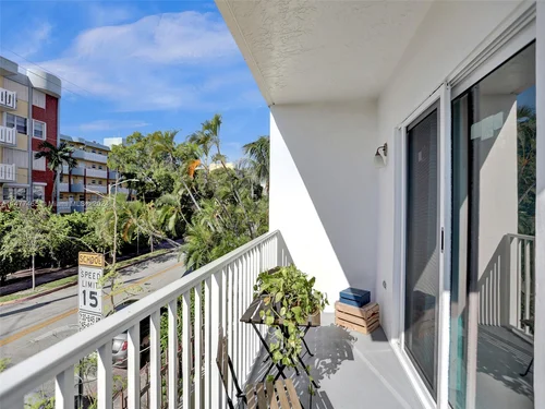 7830 Dickens Ave # 202, Miami Beach FL 33141