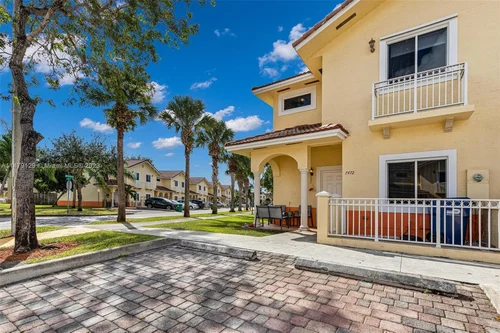 7472 NW 181st St, Hialeah FL 33015