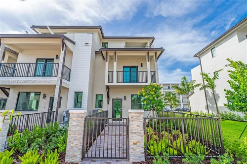 8082 NW 42nd St, Doral FL 33166