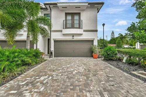 4431 N Aqua Bella Ln, Dania Beach FL 33312