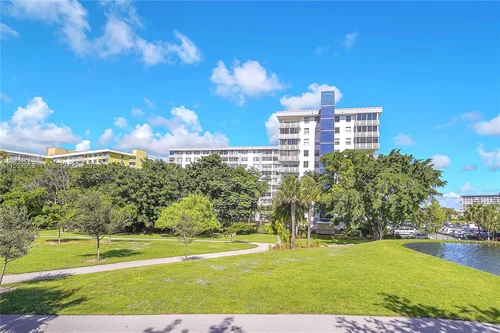 4350 Hillcrest Dr # 120, Hollywood FL 33021