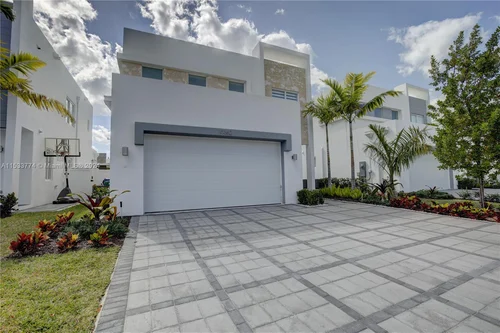 10362 NW 67th Ter, Doral FL 33178