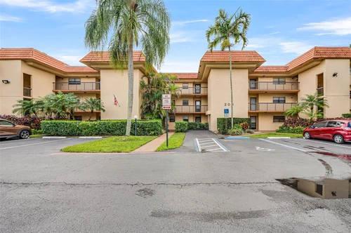 200 Jacaranda Country Club Dr # 1B, Plantation FL 33324
