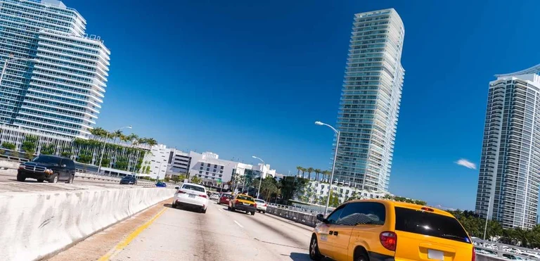 CÓMO MOVERSE POR MIAMI?