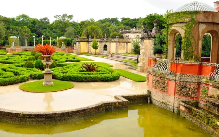 Paisaje emblemático de Vizcaya con naturaleza y arquitectura