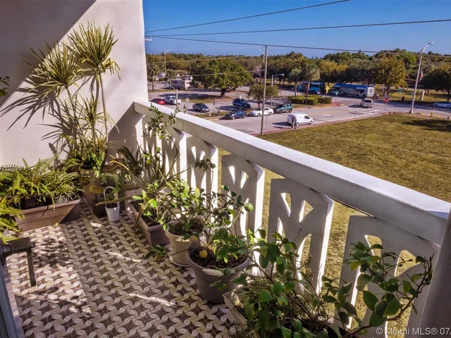 8233 Harding Ave # 407, Miami Beach FL 33141