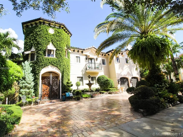 7813 NW 165th St, Miami Lakes FL 33016