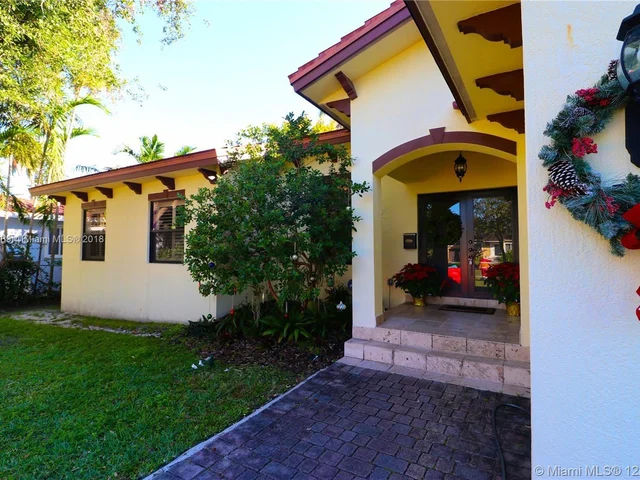 561 Mokena Dr, Miami Springs FL 33166