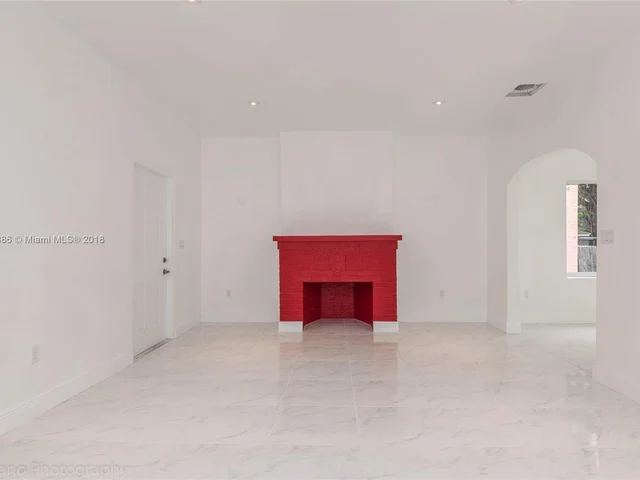 1284 NW 39th St, Miami FL 33142