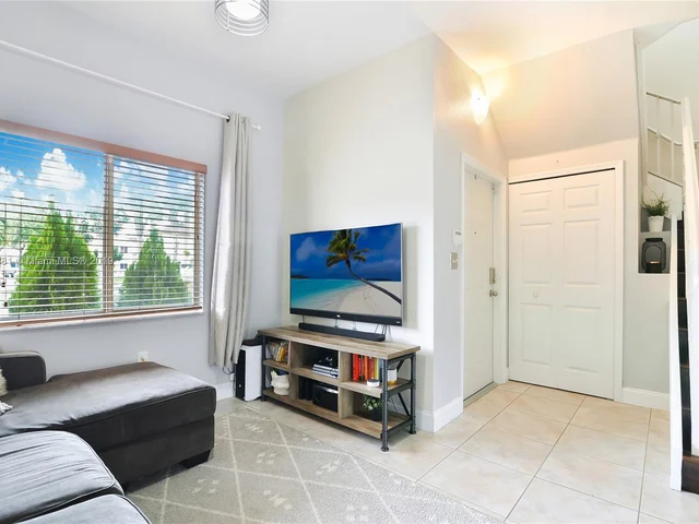 7461 NW 181 St, Hialeah FL 33015