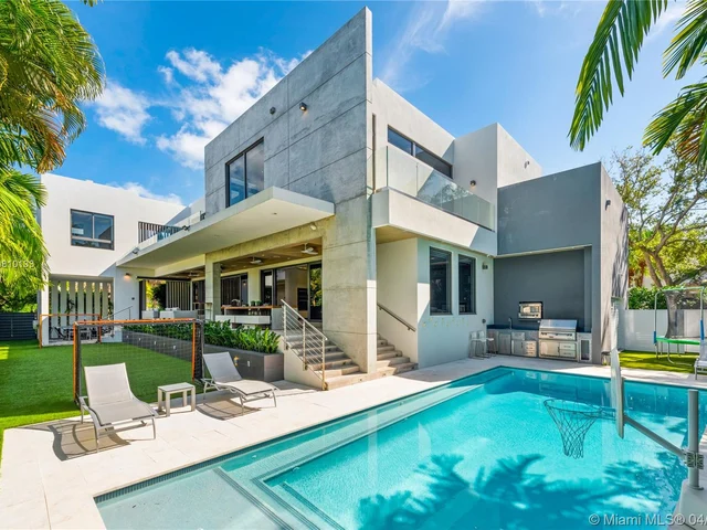 570 Sabal Palm Dr, Key Biscayne FL 33149