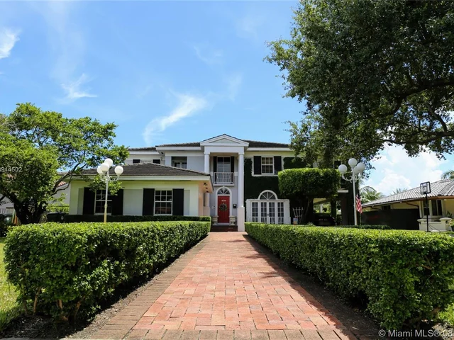 1070 Hunting Lodge Dr, Miami Springs FL 33166