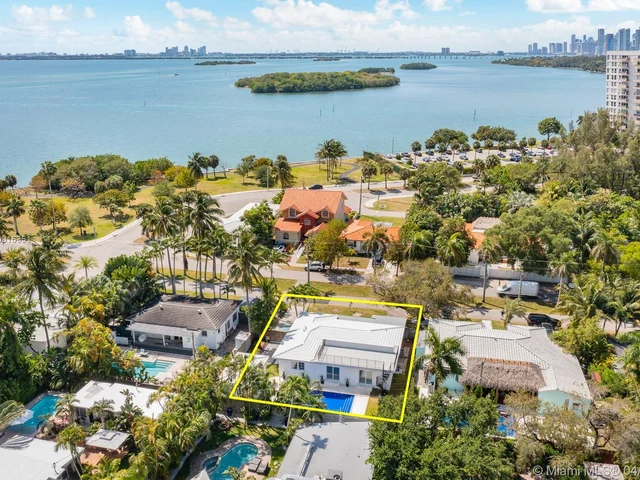 901 NE 71st St, Miami FL 33138