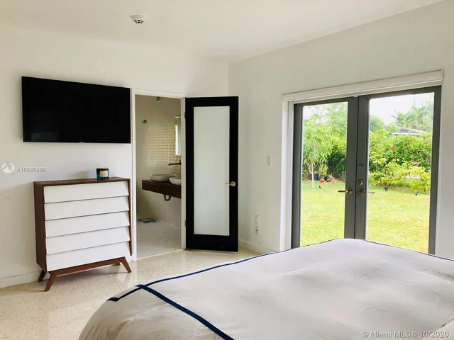 7537 W Treasure Dr, North Bay Village FL 33141