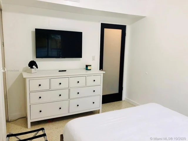 7537 W Treasure Dr, North Bay Village FL 33141