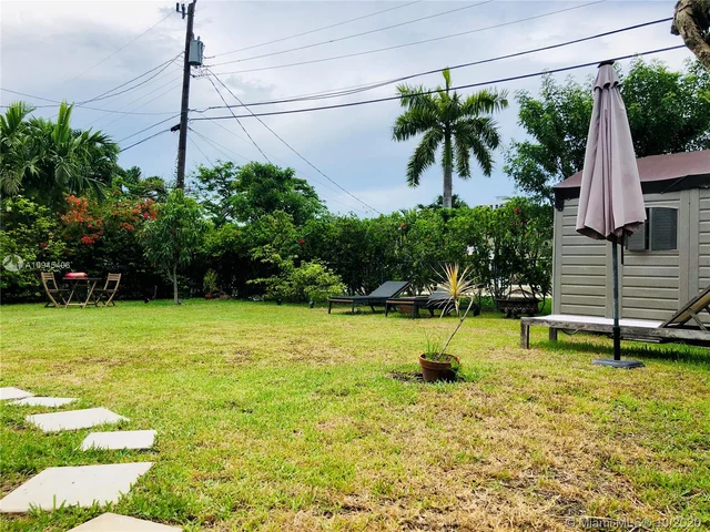 7537 W Treasure Dr, North Bay Village FL 33141