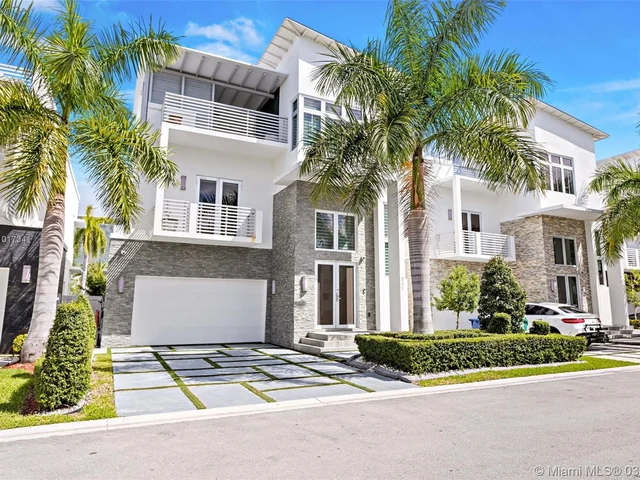 8271 NW 34th Dr, Doral FL 33122