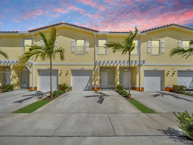 1104 NW 40th Ter, Lauderhill FL 33313