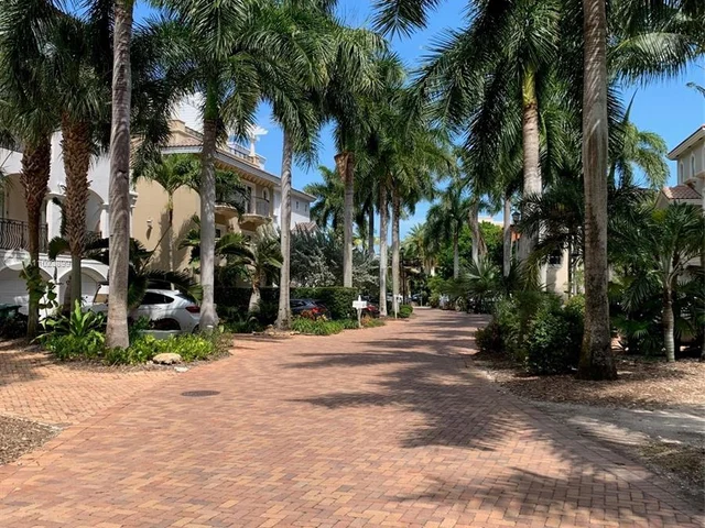 5863 Paradise Point Dr, Palmetto Bay FL 33157