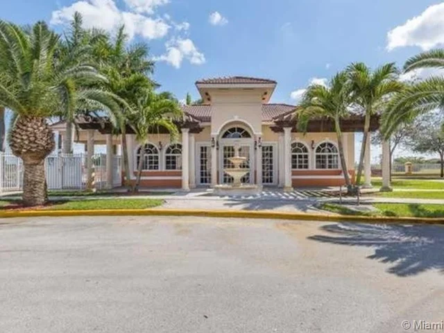 7478 NW 180th Ter, Hialeah FL 33015