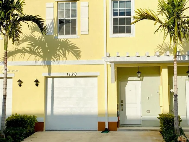 1120 NW 40th Way, Lauderhill FL 33313